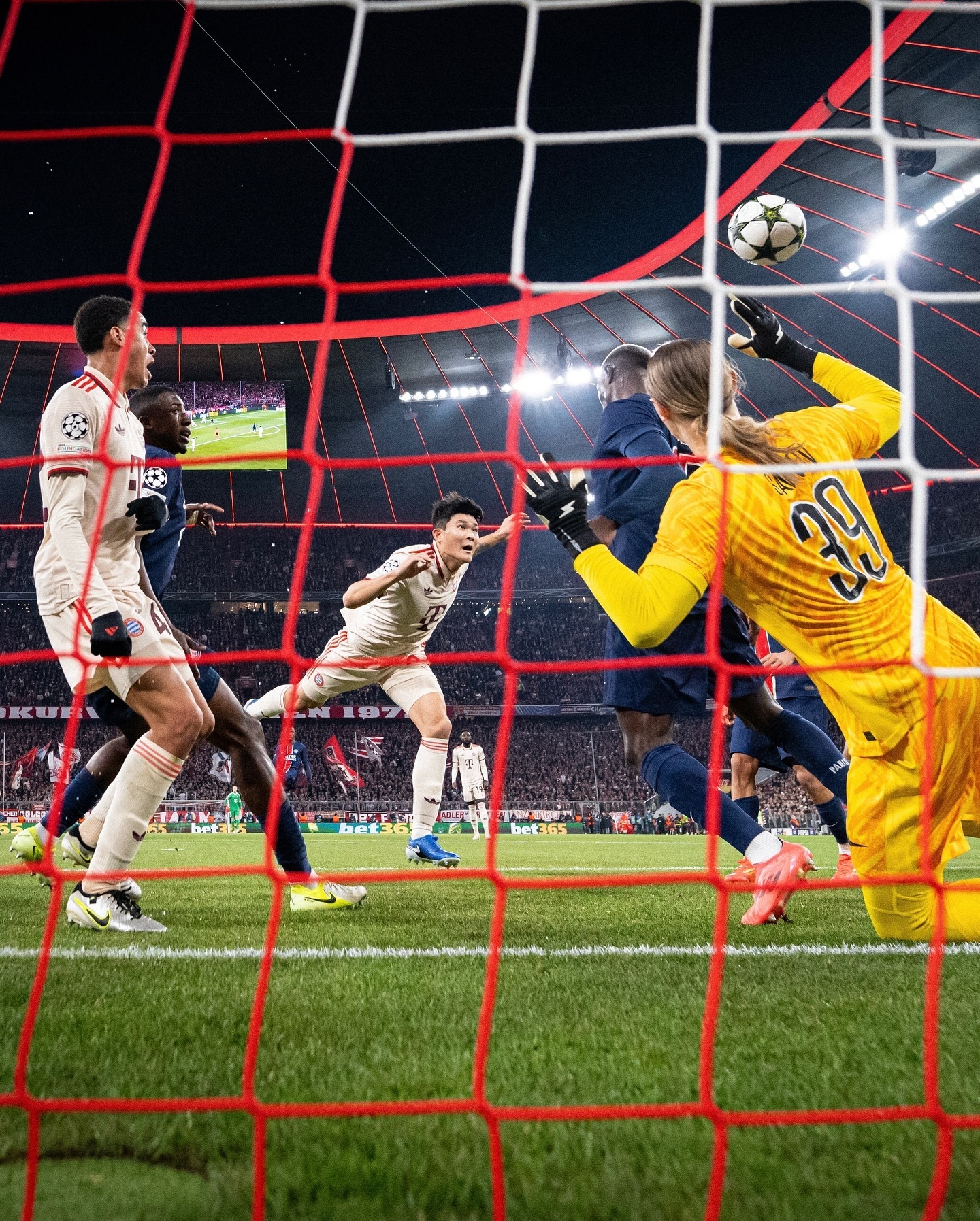 包含欧塞尔取得胜利在周末的比赛中一举击败对手的词条