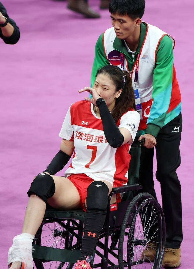 一位女足球员在比赛中受伤，不得不退赛的简单介绍