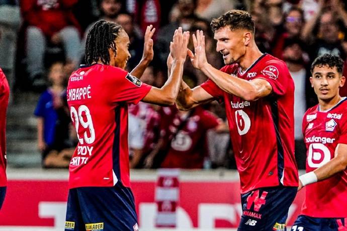 包含里尔遭遇主场失利，法甲卫冕冠军遇阻的词条