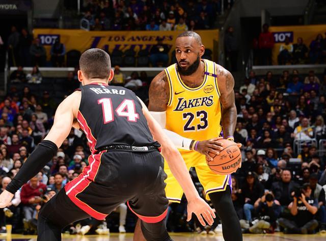 关于冠军之争不断升温，劲旅相继取胜的信息