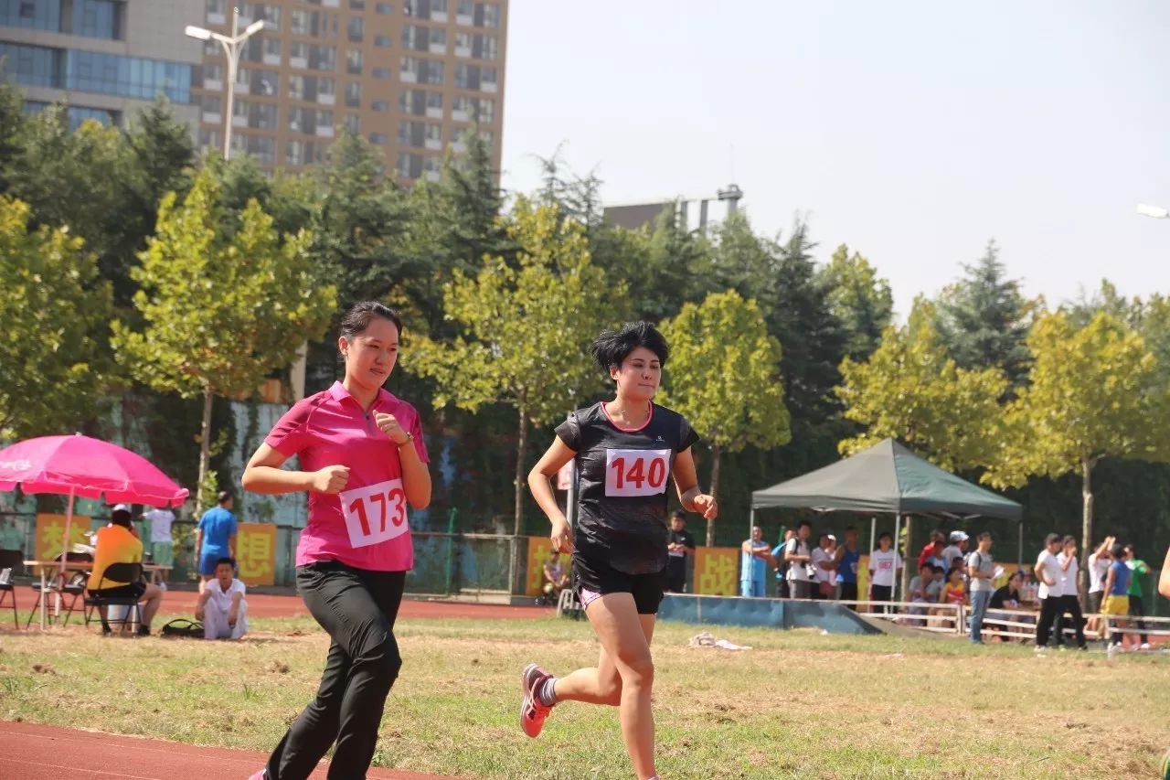 精气神！足球比赛赛场点燃跃动激情的简单介绍