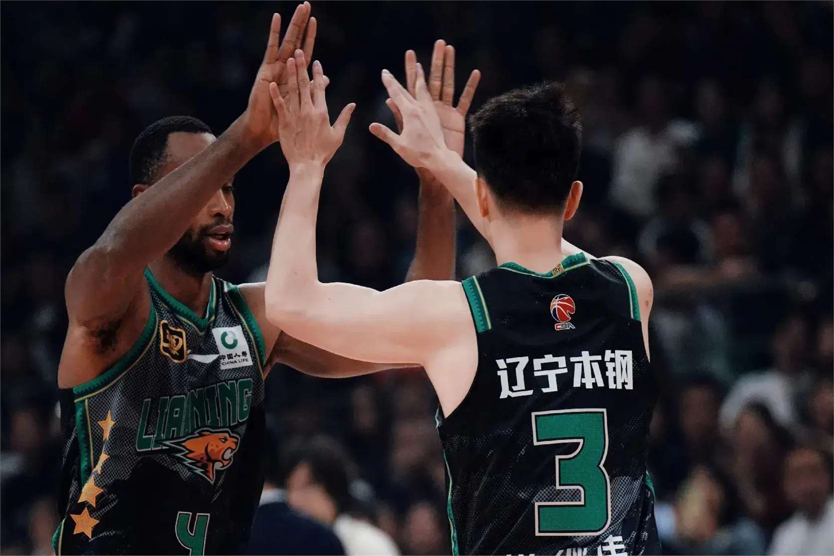 年轻球员冲破重围，带领球队取胜