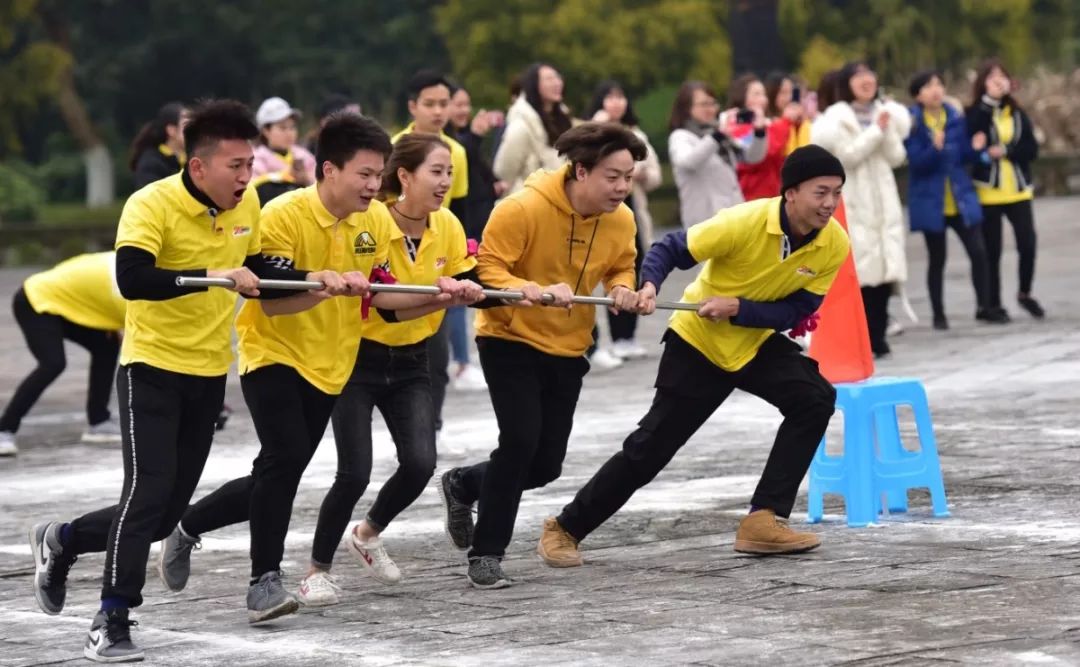 关于队长受伤入场，球队团结一心向前冲的信息