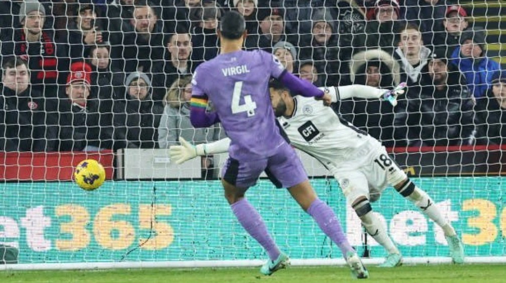 包含谢菲联客场大胜，实现联赛三连胜的词条