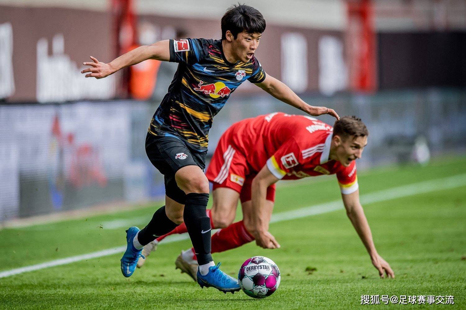 足球比赛吸引观众目光,球员发挥出色 足球比赛吸引观众目光,球员发挥出色