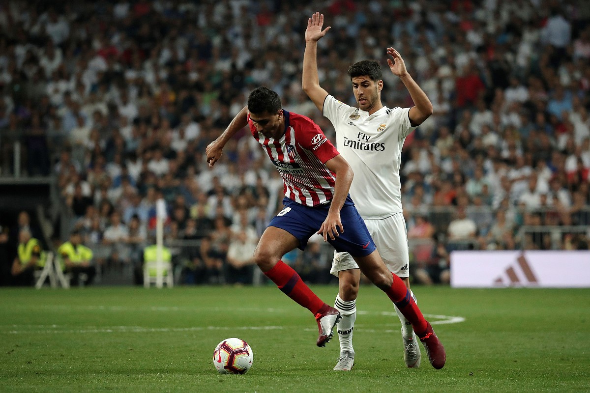 足球比赛吸引观众目光,球员发挥出色 足球比赛吸引观众目光,球员发挥出色