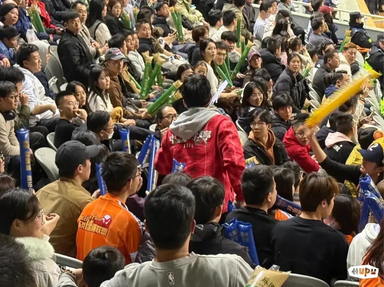 场上对决热情高涨，球迷沸腾欢呼的简单介绍