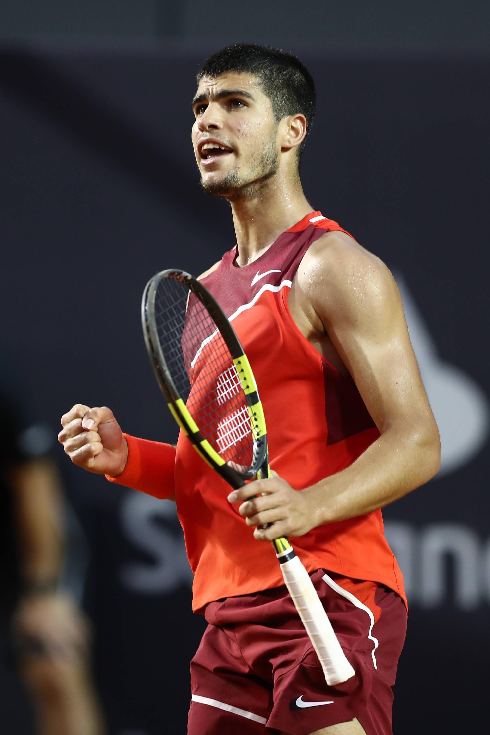 意大利网球队轻取西班牙网球队，阿尔卡拉斯制霸全场