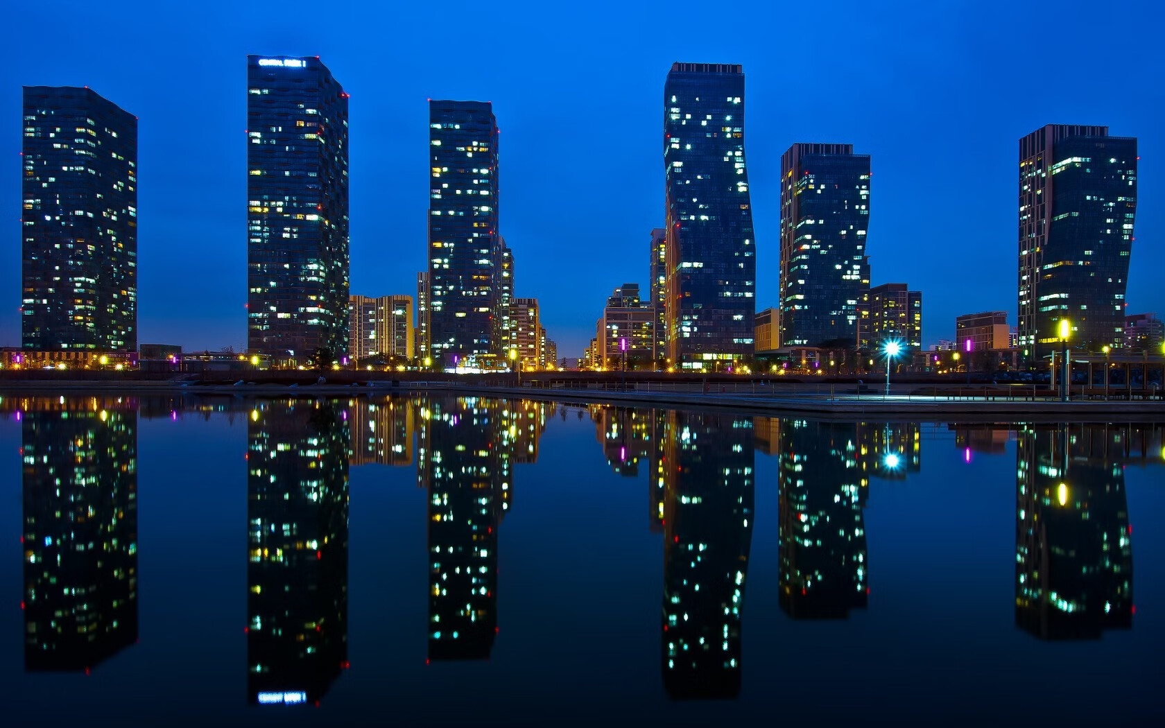 双响+助攻主宰比赛！阿尔瓦雷斯书写生涯之夜，演绎全能前锋新定义