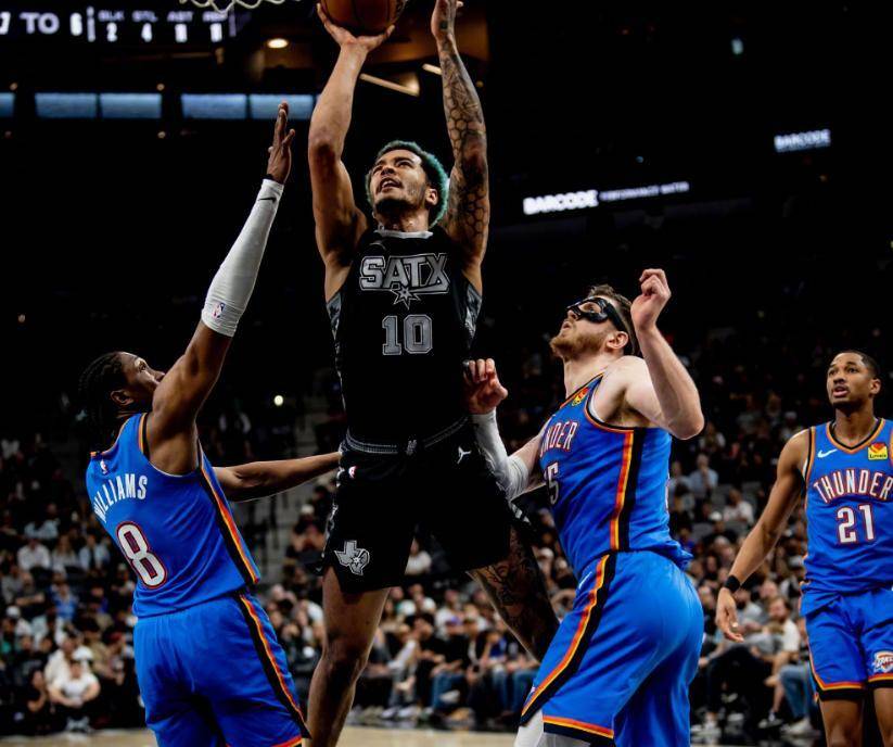 F1新赛季揭幕战焦点战,公牛横扫马刺 F1新赛季揭幕战焦点战,公牛横扫马刺