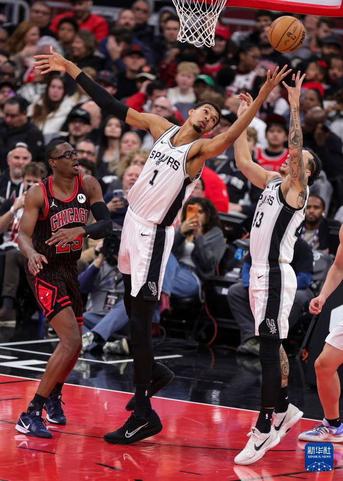 F1新赛季揭幕战焦点战,公牛横扫马刺 F1新赛季揭幕战焦点战,公牛横扫马刺