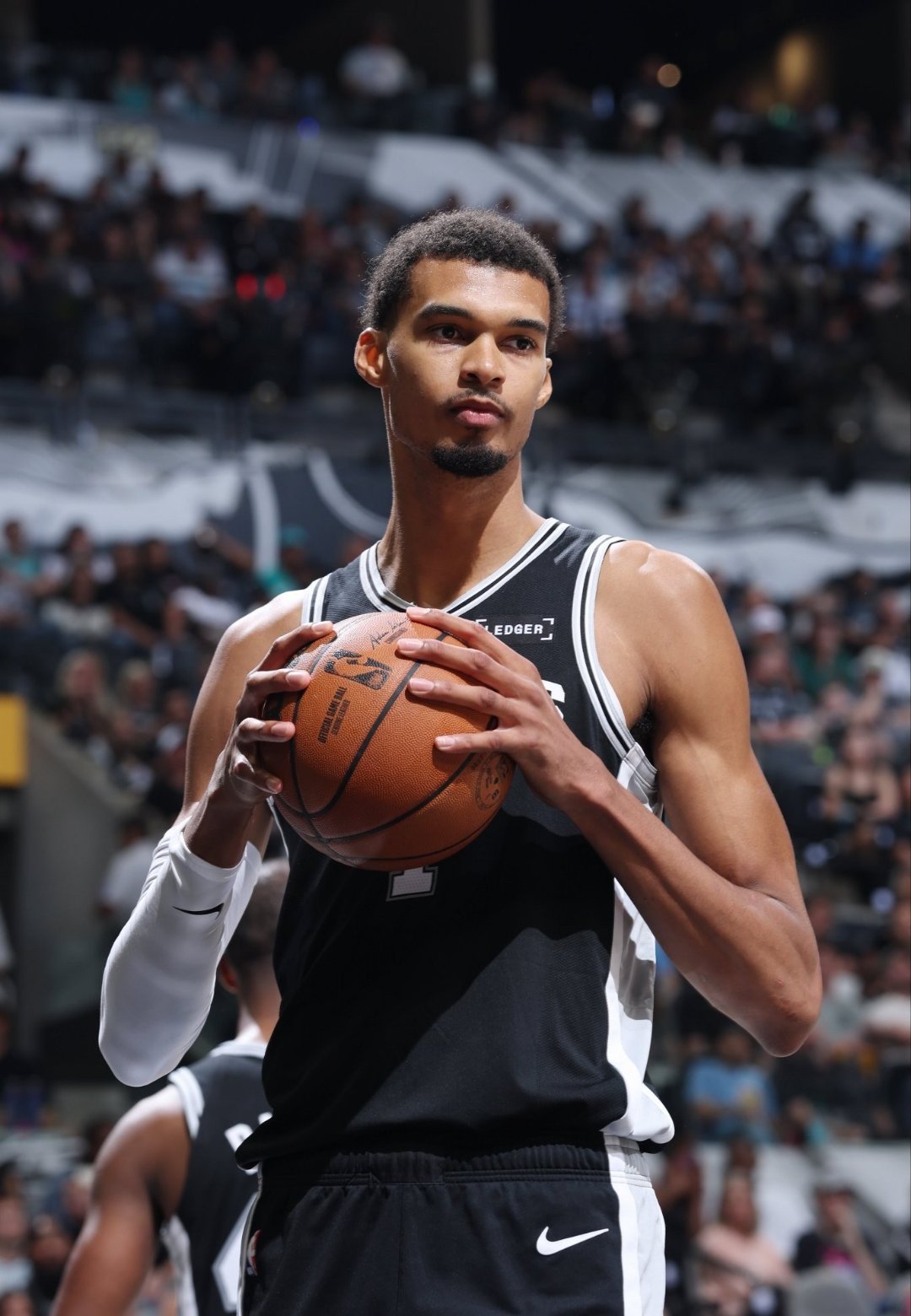 文班亚马主宰比赛走向，骑士逆转掘金