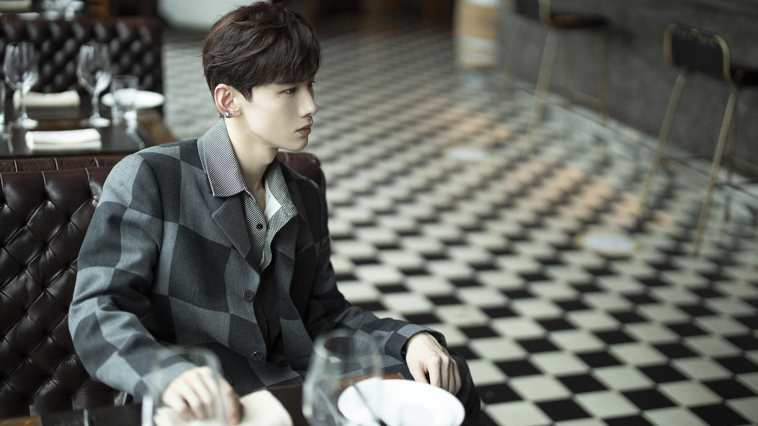 福克斯压哨绝杀！湖人险胜76人，关键先生一战封神